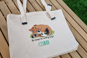 Who said you can't look good and spread awareness about animal welfare at the same time? This bag is made from durable canvas material, perfect to use in hand or over the shoulder.