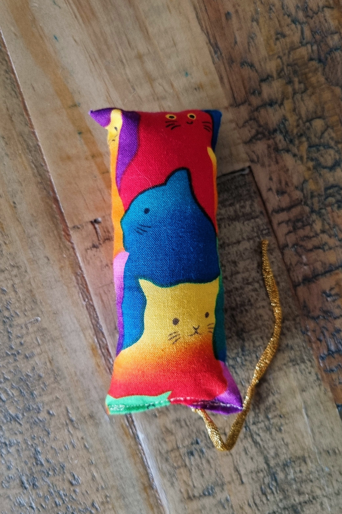 Containing maximum strength catnip, our handmade toy pillows are perfect for stimulation, chasing and pouncing